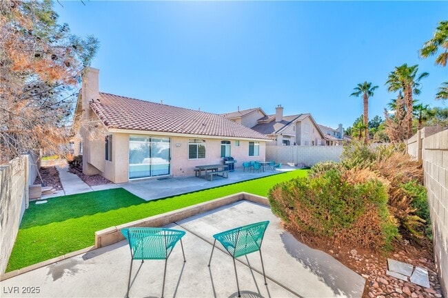 8704 Las Posas Ave in Las Vegas, NV - Building Photo - Building Photo