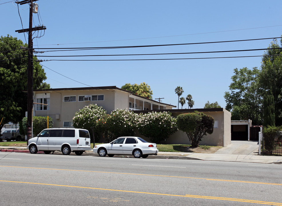 7052-7058 Woodley Ave in Van Nuys, CA - Building Photo