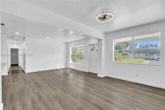 7041 Raleigh St in Hollywood, FL - Building Photo - Building Photo