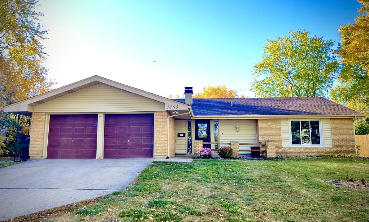 1465 Mayfield Ln in Hoffman Estates, IL - Foto de edificio