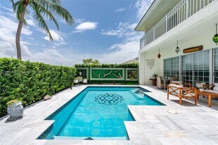 9870 NW 47th Ter in Doral, FL - Building Photo