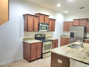 2044 Hawks View Dr in Ruskin, FL - Building Photo - Building Photo