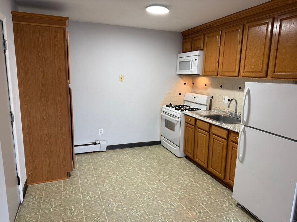 41 Washington St in Bristol, CT - Building Photo