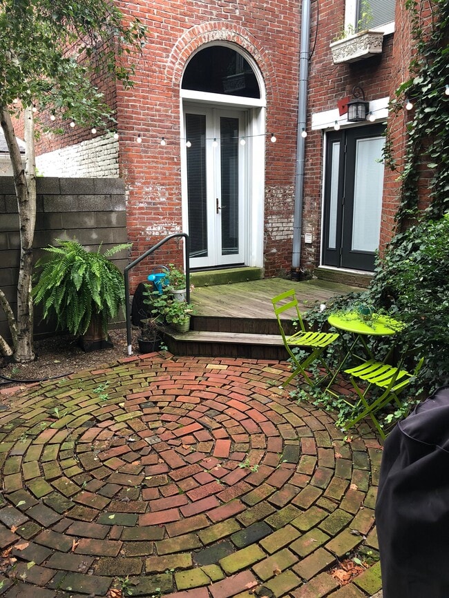 1824 Carey Way, Unit 2 in Pittsburgh, PA - Foto de edificio - Building Photo