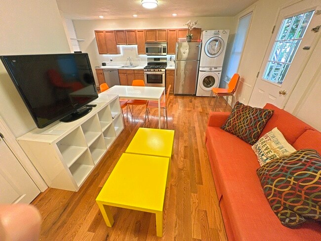 130 W 8th St, Unit 1 in Boston, MA - Building Photo - Building Photo