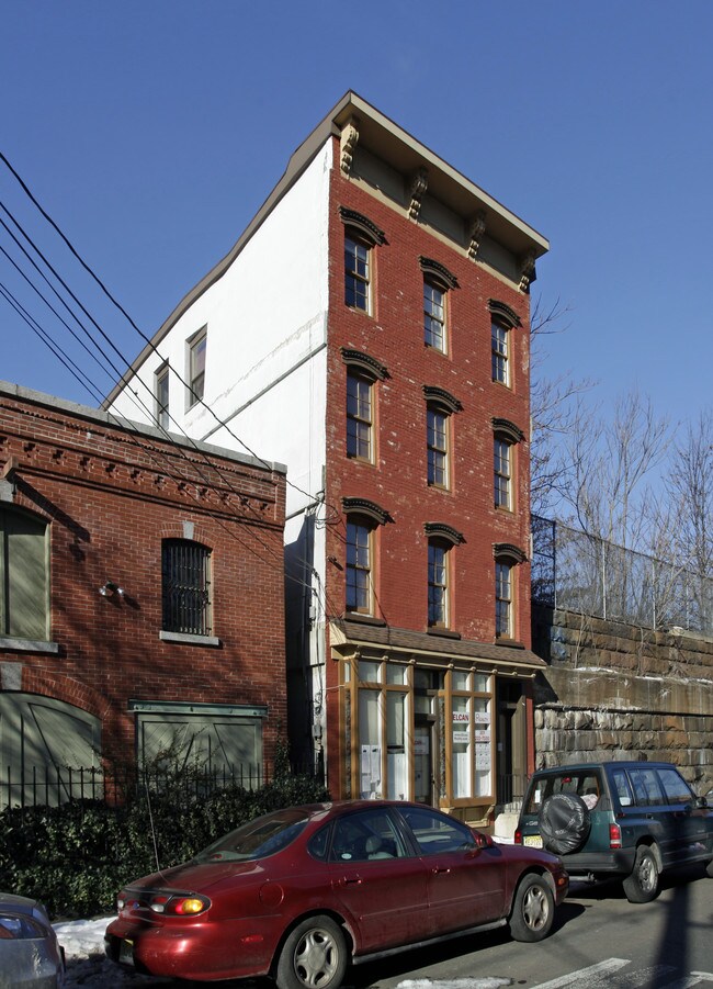 93 Erie St