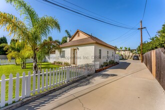 132 Cecil Pl in Costa Mesa, CA - Foto de edificio - Building Photo