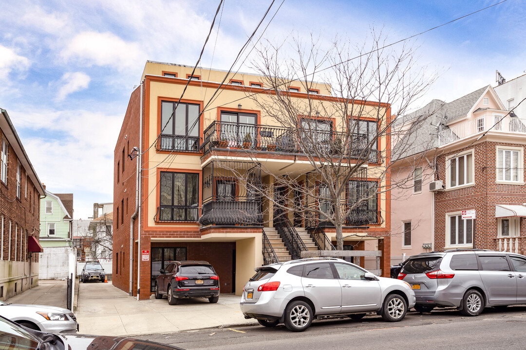 2070 E 13th St in Brooklyn, NY - Building Photo