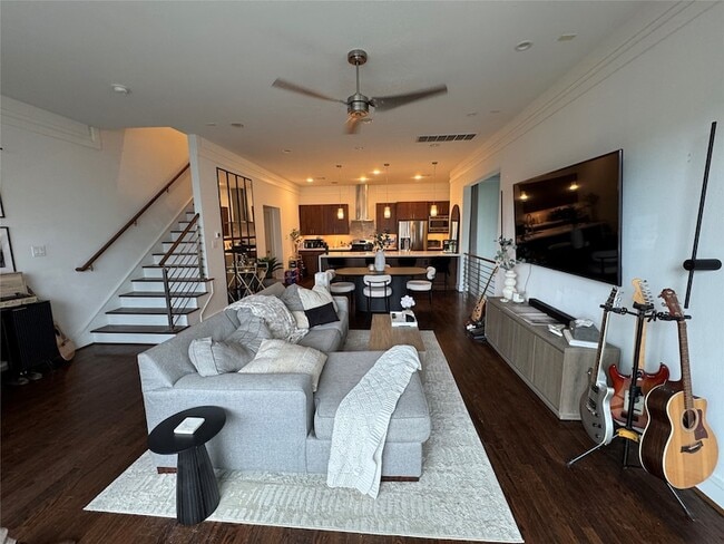 5707 Schuler St in Houston, TX - Foto de edificio - Building Photo