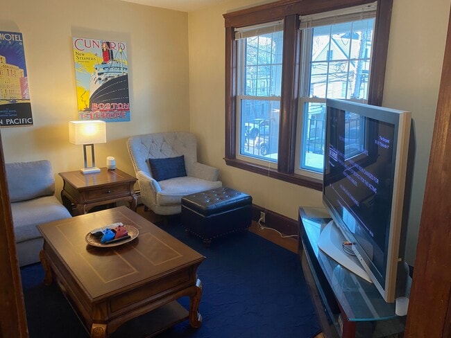 144 Nonantum St, Unit 1 in Boston, MA - Foto de edificio - Building Photo