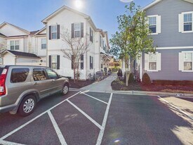 5062 Hawkins Ml Wy in Virginia Beach, VA - Building Photo