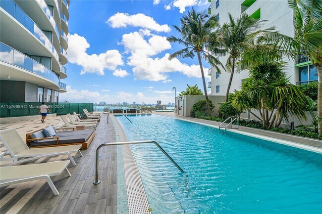488 NE 18th St, Unit 2301 in Miami, FL - Building Photo - Building Photo