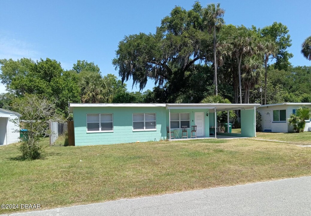 554 Jacobsen Ave in Holly Hill, FL - Foto de edificio