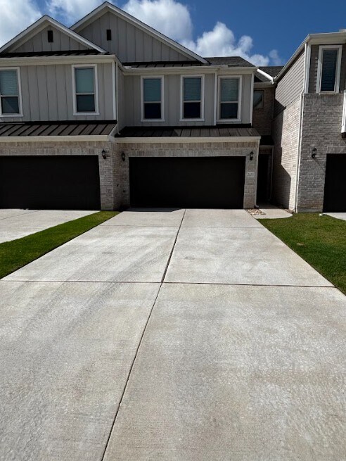 property at 2725 Woodall Dr