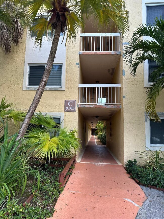 8103 Camino Real in Miami, FL - Building Photo - Building Photo