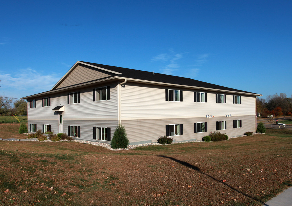 629 Cemetery Rd in River Falls, WI - Foto de edificio