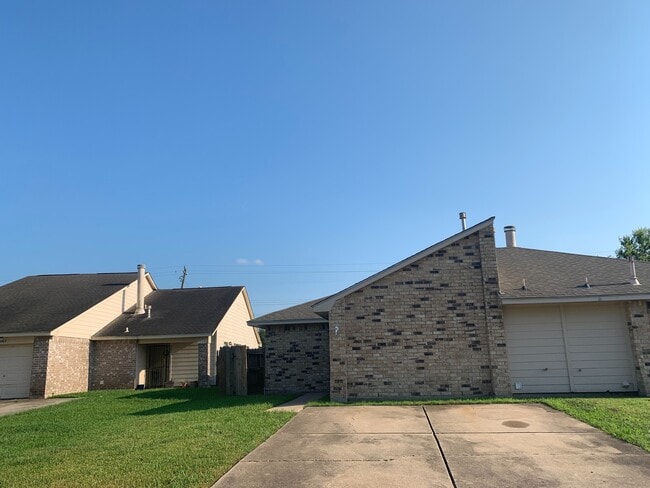 property at 5411 Regal Ridge Ln
