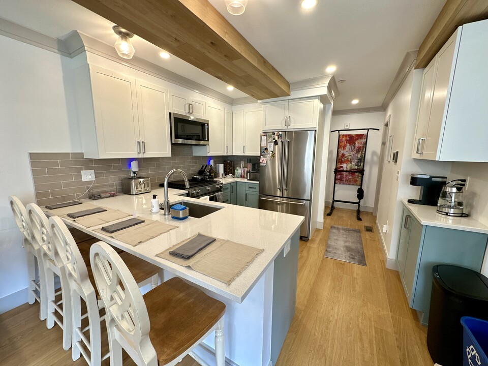 95 W Walnut Park, Unit 1 in Boston, MA - Building Photo