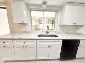 2420 Briar Oak Cir in Sarasota, FL - Building Photo - Building Photo