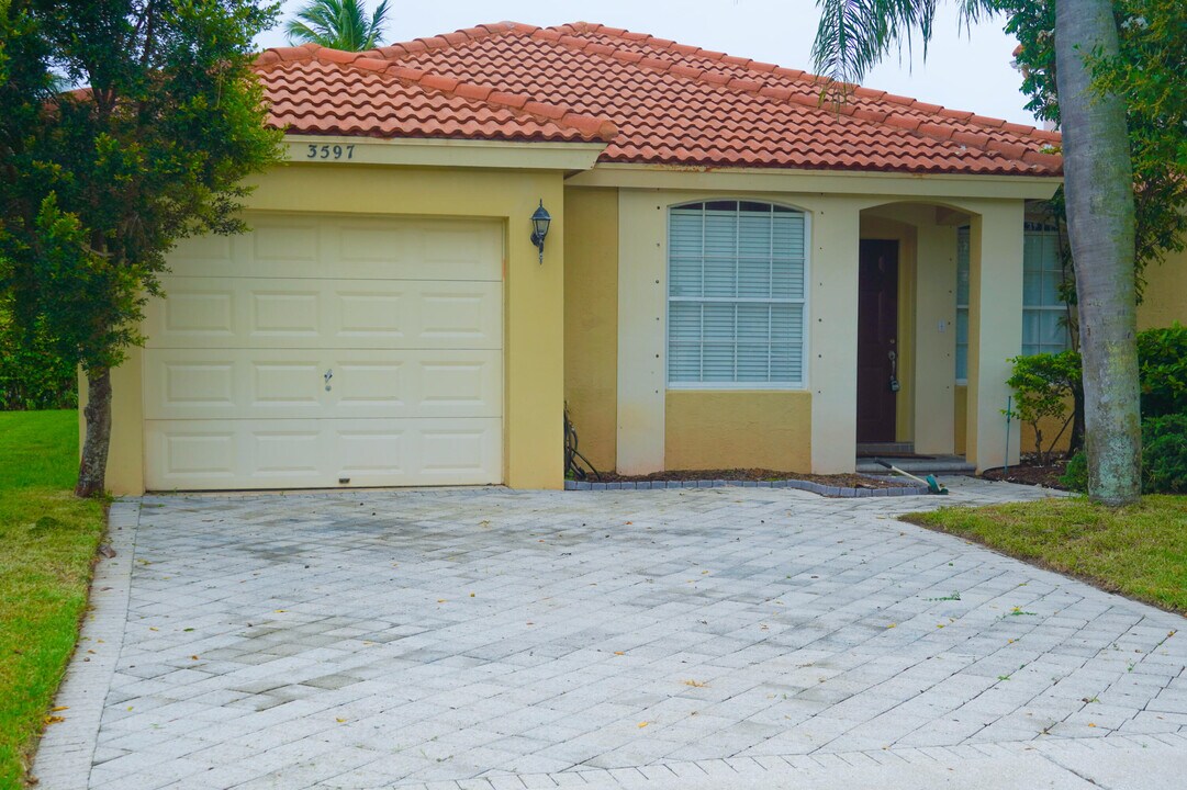 3597 Miramontes Cir in Wellington, FL - Foto de edificio