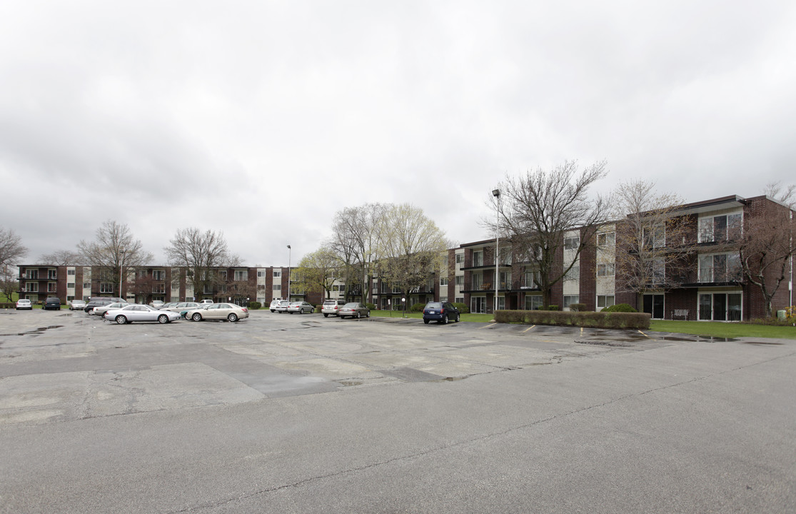 Cameo West Condominiums in Downers Grove, IL - Foto de edificio