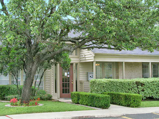 Vista Meadows in San Antonio, TX - Building Photo