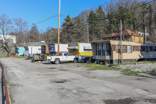 2400 Clairton Rd in West Mifflin, PA - Building Photo - Building Photo