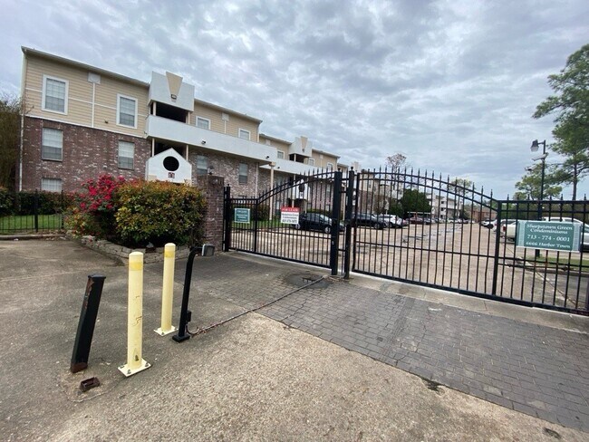 6666 Harbor Town Dr