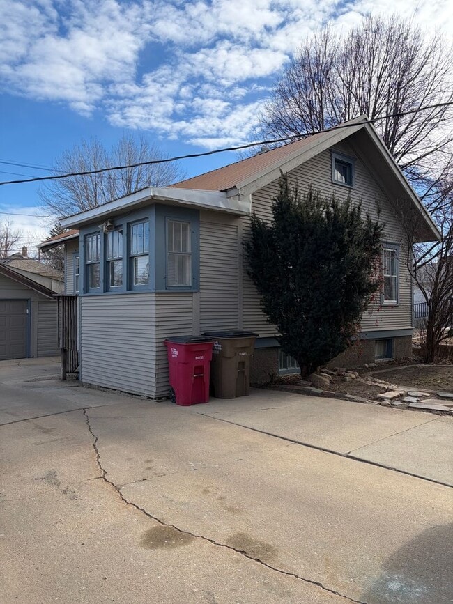 property at 918 S 1st Ave