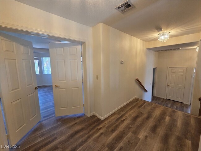 8204 Tivoli Cove Dr in Las Vegas, NV - Building Photo - Building Photo