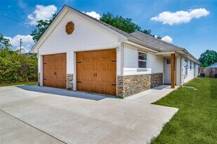 614 E College St in Sherman, TX - Building Photo