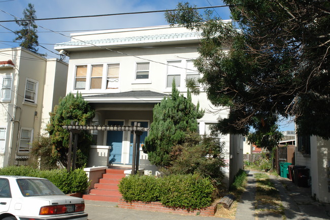 3915-3919 Clarke St in Oakland, CA - Foto de edificio - Building Photo