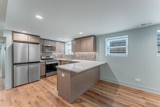 4716 N Winthrop Ave, Unit GARDEN in Chicago, IL - Building Photo - Building Photo