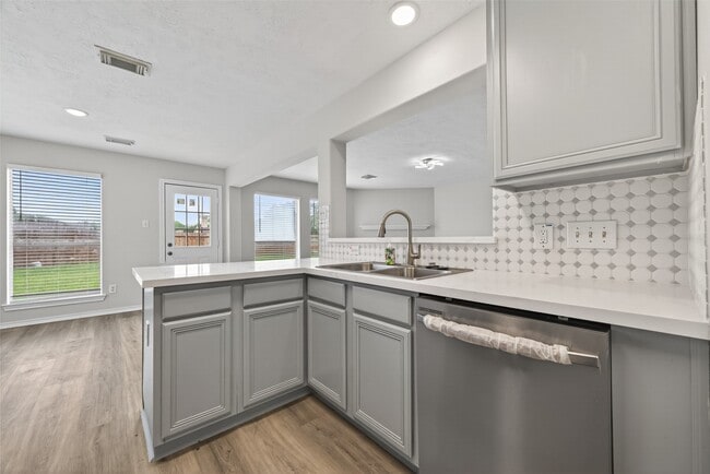 property at 6915 Great Oaks Shadow Dr