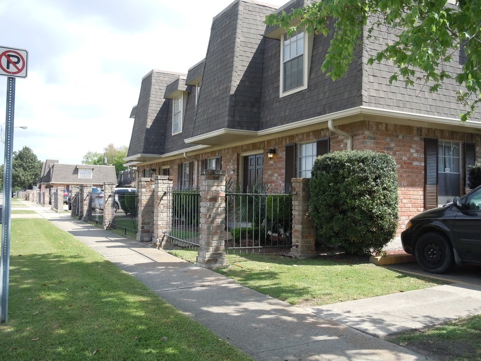 Metairie Plaza Apartments in Metairie, LA - Building Photo