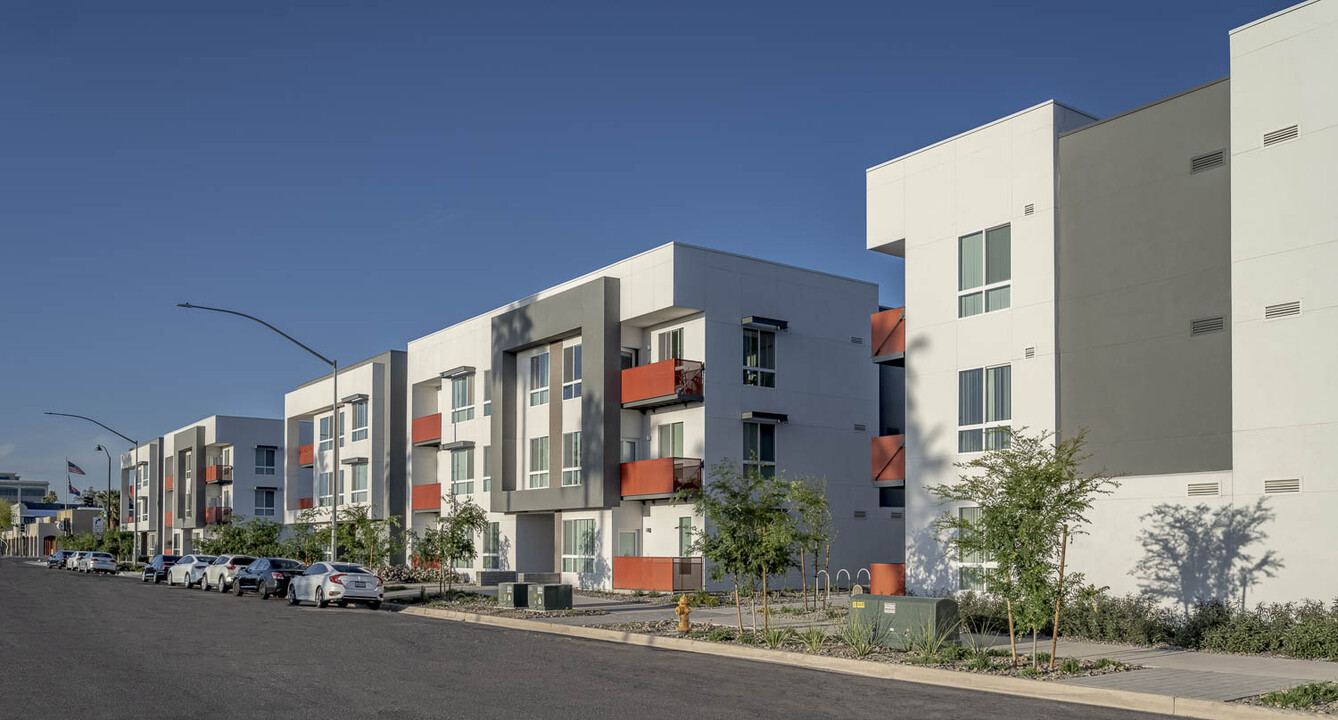 Residences at Falcon Park in Phoenix, AZ - Foto de edificio