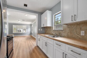 2466 32nd Ave N in St. Petersburg, FL - Building Photo - Building Photo