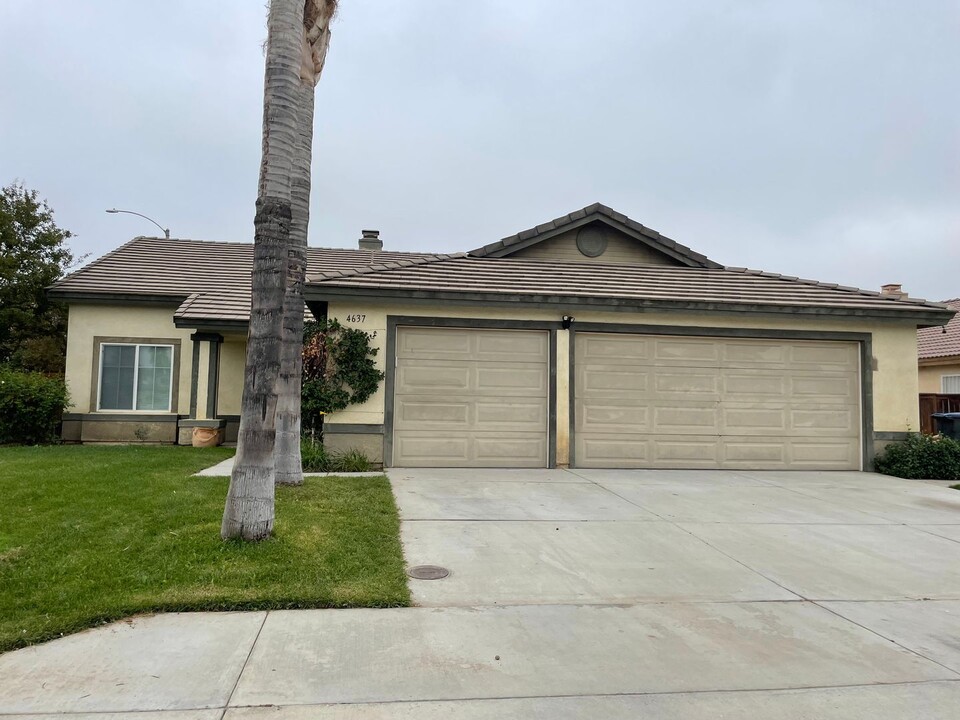 4637 Willowglen Way in Hemet, CA - Foto de edificio