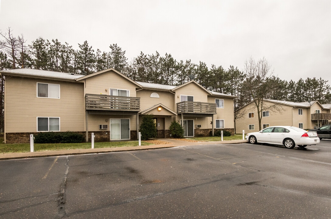 317 Simonson Rd, Unit 1 in Saint Croix Falls, WI - Foto de edificio