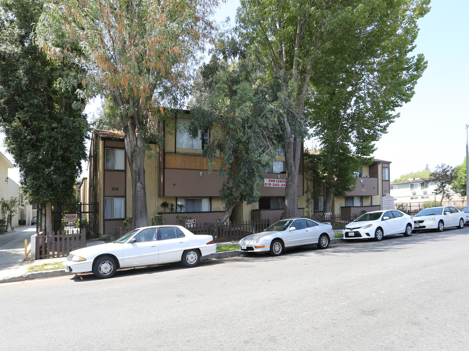 Collins West Apartments in Tarzana, CA - Building Photo