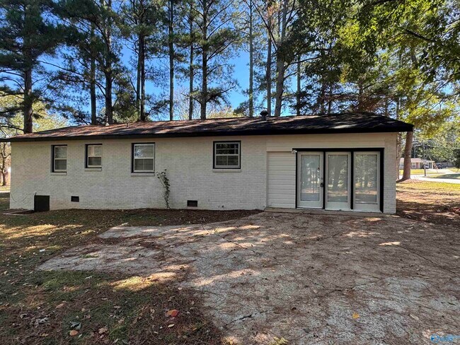 3201 Searcy Dr NW in Huntsville, AL - Foto de edificio - Building Photo