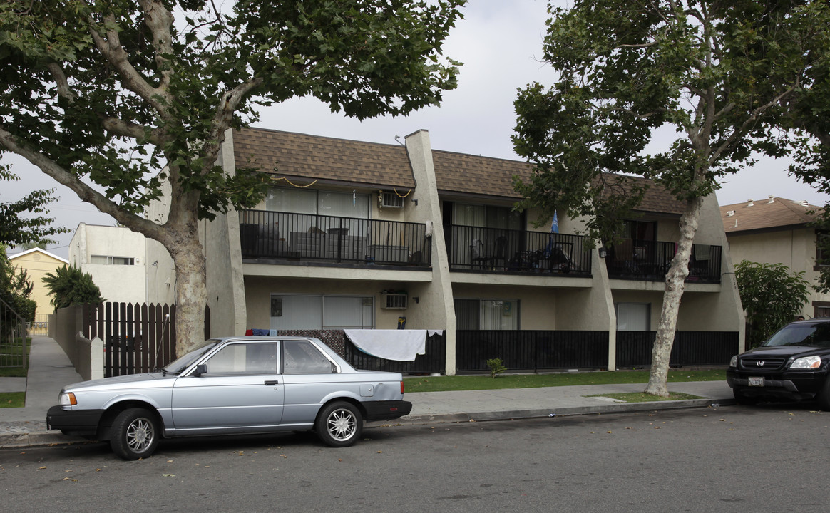 323 S Philadelphia St in Anaheim, CA - Building Photo