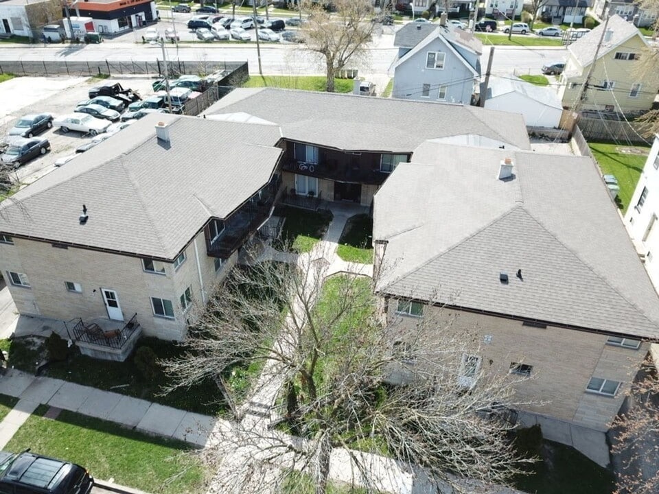 4651 N 36th St. (12 unit)(ACE PROPERTY) in Milwaukee, WI - Building Photo