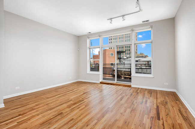 2010 W Pierce Apartments in Chicago, IL - Building Photo - Interior Photo