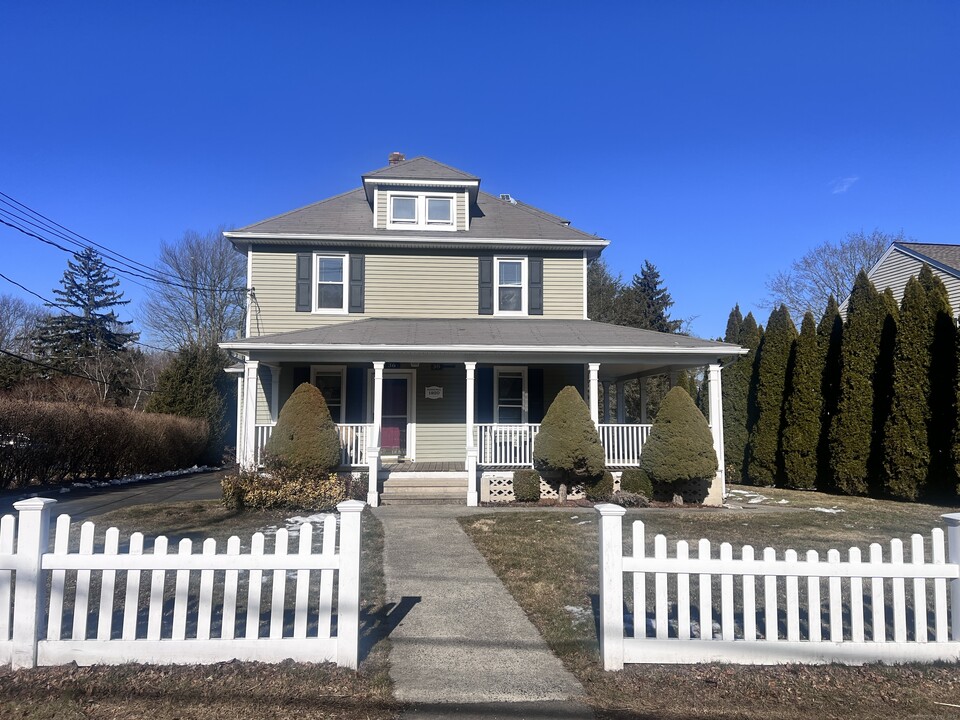 36-38 Treadwell Ave in Westport, CT - Building Photo