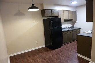 991 6th Street, Unit B in Somerville, TX - Building Photo - Building Photo
