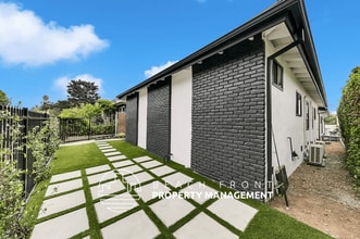 412 Brooks Ave. in Venice, CA - Foto de edificio - Building Photo