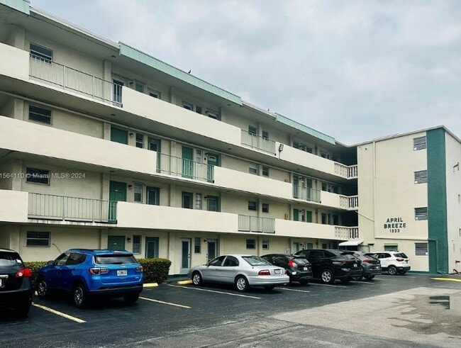 1333 E Hallandale Beach Blvd, Unit 302 Bldg April Breeze in Hallandale Beach, FL - Foto de edificio - Building Photo