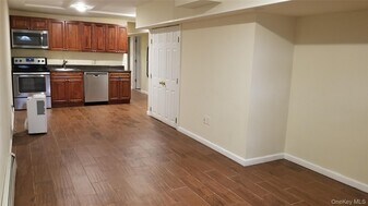 27 Inwood Ave in Selden, NY - Building Photo