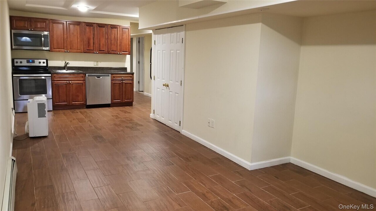 27 Inwood Ave in Selden, NY - Building Photo